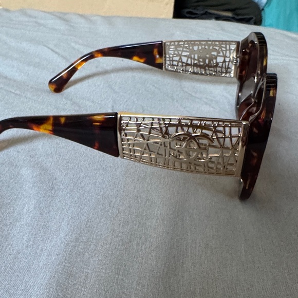 Elegant Tortoise Shell Sunglasses - Picture 2 of 5